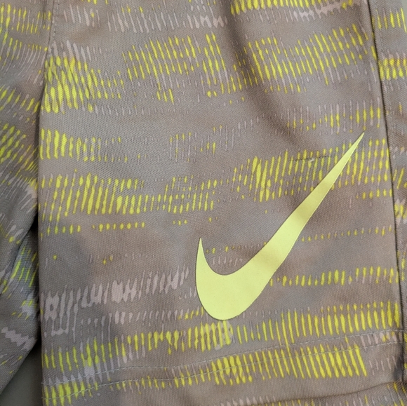 🟥3/15$ Nike Yellow and Gray Patterned Shorts - Picture 2 of 4